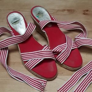 AK ANNE KLEIN | RED & WHITE ESPADRILLE WEDGE, 8